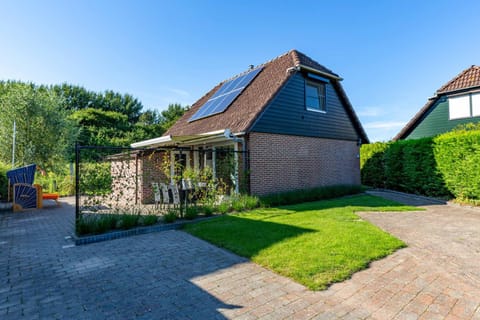 Veerse Meer Lodge House in Wolphaartsdijk