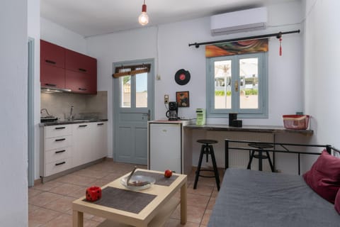 Kitchen or kitchenette, Living room, Seating area, Dining area