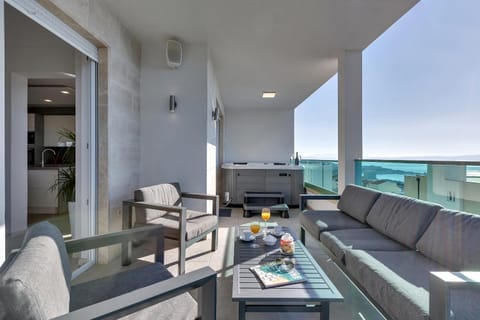 Natural landscape, View (from property/room), Balcony/Terrace, Seating area, Sea view