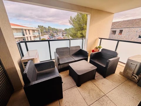 Day, View (from property/room), Balcony/Terrace, Living room, Seating area, Dining area