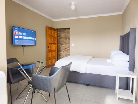 Bed, TV and multimedia, Seating area