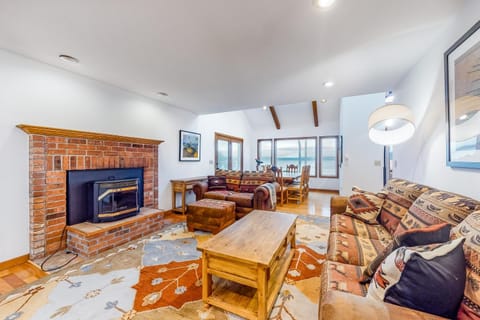 Shine Road Retreat House in Hood Canal