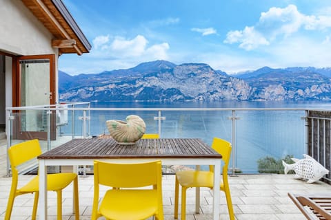 Day, View (from property/room), Balcony/Terrace, Dining area, Lake view, Mountain view