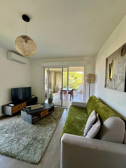 Living room, air conditioner