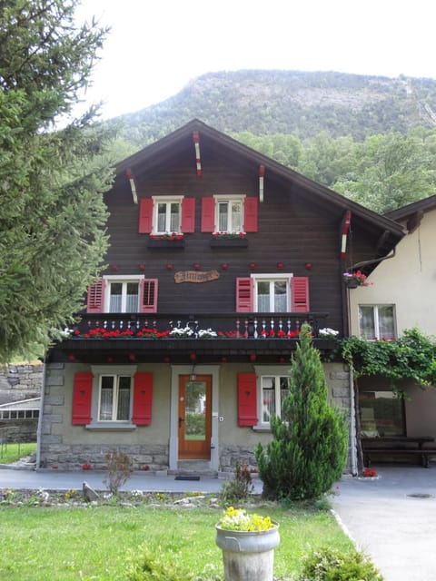 Property building, Facade/entrance, Spring, BBQ facilities, Garden, Skiing, Seating area, Hiking, Hiking, Cycling, Communal kitchen, Mountain view, group of guests, Family, Parking, internet, microwave, oven, towels, washing machine, kitchen