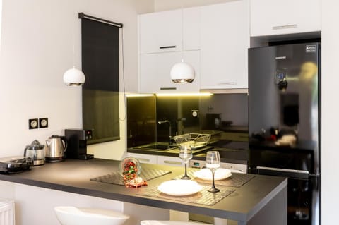 Coffee/tea facilities, Kitchen or kitchenette, stove, toaster