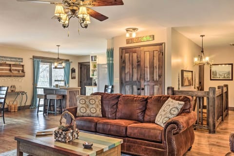 Joshuas Lodge with Hot Tub and Mountain Views! House in Tennessee