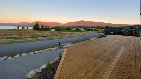 Balcony/Terrace, Lake view, Mountain view, Sunrise