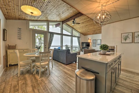 Lakefront Cottage Near Wineries and State Parks! House in Wisconsin