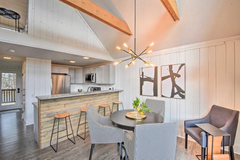 Designer Retreat with Pool, Golf and Beach Access! Apartment in Lake Keowee