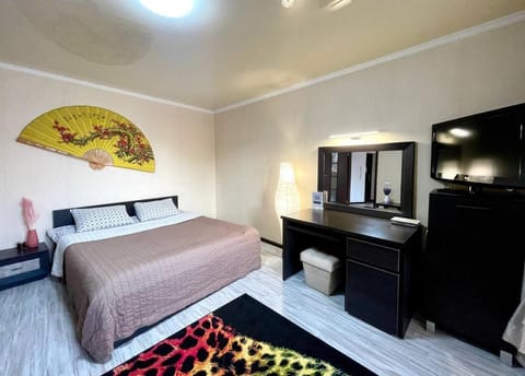 Bed, TV and multimedia, Photo of the whole room, Bedroom, hair dresser