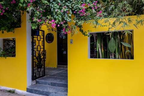 Facade/entrance