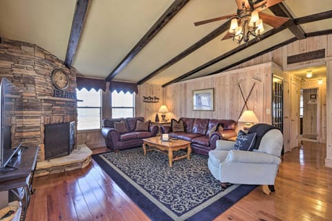 Cozy Caymus Cabin about 3 Miles to Callaway Gardens! Cabin in Alabama