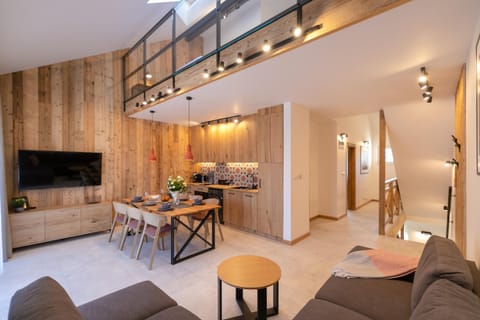 Kitchen or kitchenette, Seating area, Dining area