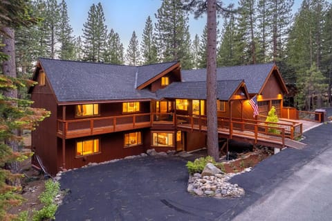 4 Mi to Diamond Peak Ski Resort Gem with Hot Tub House in Incline Village