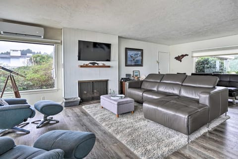 Serenity By The Sea - Chic Oceanfront Home with Deck House in Brookings