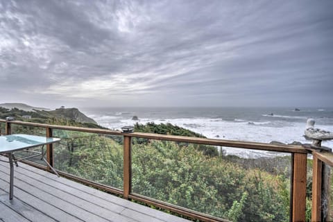 Serenity By The Sea - Chic Oceanfront Home with Deck House in Brookings