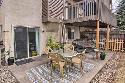 Manitou Springs Escape with AandC and Private Deck! Apartment in Manitou Springs
