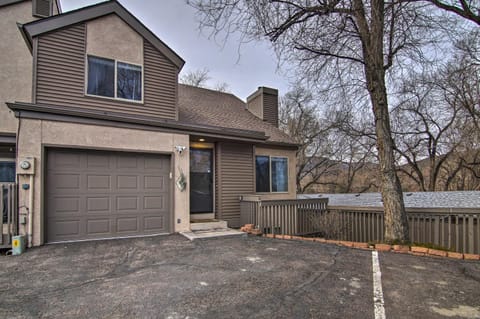 Manitou Springs Escape with AandC and Private Deck! Apartment in Manitou Springs