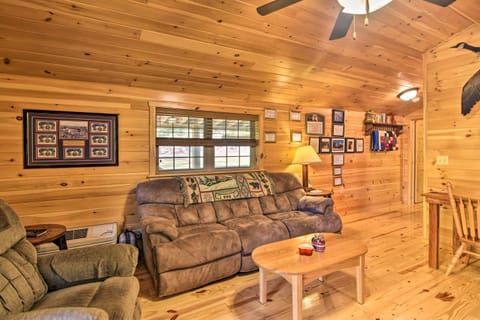 Hooah Cabin Retreat with Grill and Step-Free Access Cabin in Shenandoah Valley