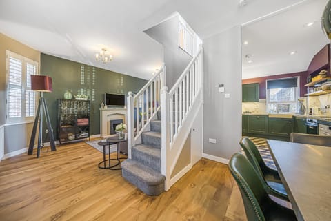 Kitchen or kitchenette, Living room, Seating area, Dining area