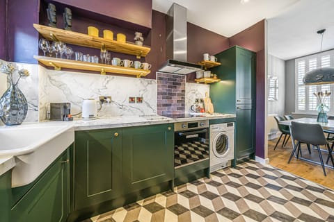 Kitchen or kitchenette, pet friendly, stove, washing machine