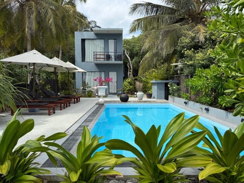 Property building, Day, Garden, Garden view, Pool view, Swimming pool, sunbed