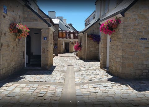 Neighbourhood, Street view