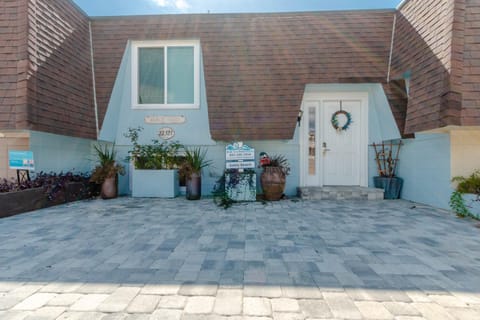 Sunny Beach by Book That Condo House in Sunnyside