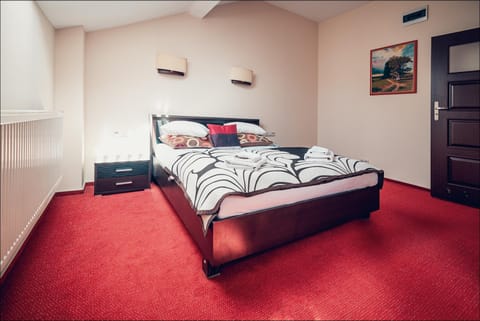 Staff, Bed, People, Photo of the whole room, Seating area, Bedroom, Family
