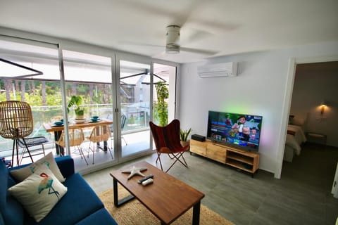 Communal lounge/ TV room, Kitchen or kitchenette, Living room, Facility for disabled guests