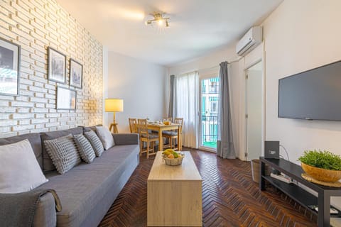 TV and multimedia, Living room, Photo of the whole room, Dining area, air conditioner