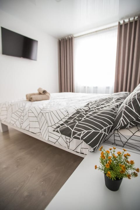 Bed, TV and multimedia, Bedroom