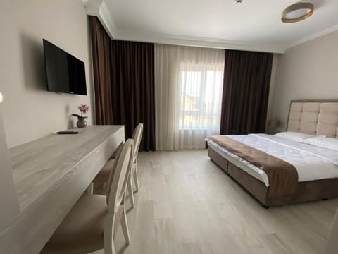 Bed, TV and multimedia, Photo of the whole room