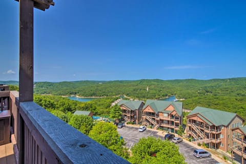 Luxe Mtn-View Condo in Branson with Hot Tub Access! Apartment in Indian Point
