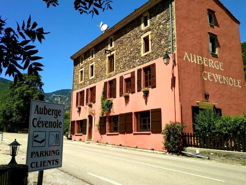 Property building, Restaurant/places to eat, Facade/entrance, Mountain view, River view, Parking