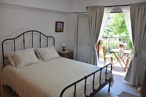 Balcony/Terrace, Bedroom, Mountain view