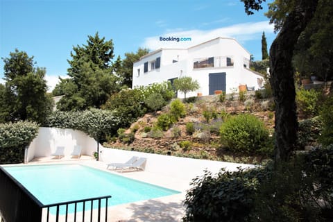 Property building, Garden, Swimming pool, sunbed