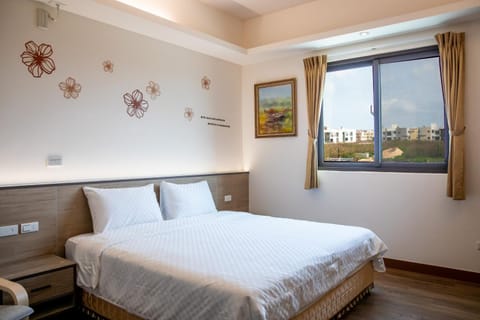 Bed, Photo of the whole room, Bedroom, City view, Street view