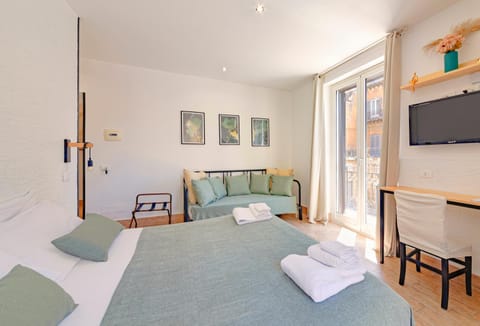 Bed, TV and multimedia, Photo of the whole room, Bedroom, towels