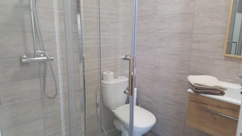 Toilet, Bathroom, towels