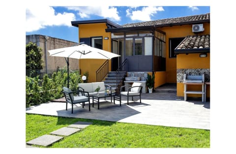 Property building, Garden, Balcony/Terrace
