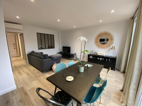 Ajaccio Magnifique T2 45m2 neuf 5 personnes Clim wifi stationnement gratuit centre ville plage à 300m Apartment in Ajaccio