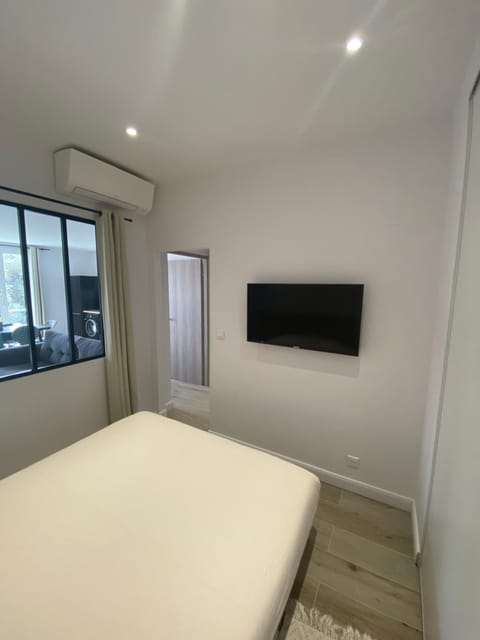 Ajaccio Magnifique T2 45m2 neuf 5 personnes Clim wifi stationnement gratuit centre ville plage à 300m Apartment in Ajaccio