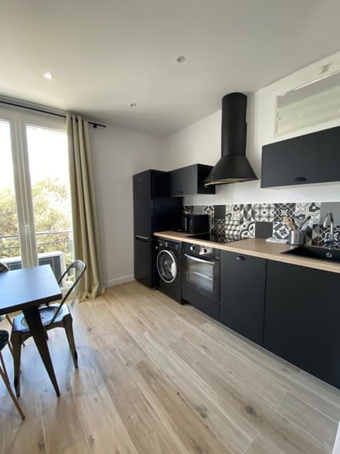 Ajaccio Magnifique T2 45m2 neuf 5 personnes Clim wifi stationnement gratuit centre ville plage à 300m Apartment in Ajaccio