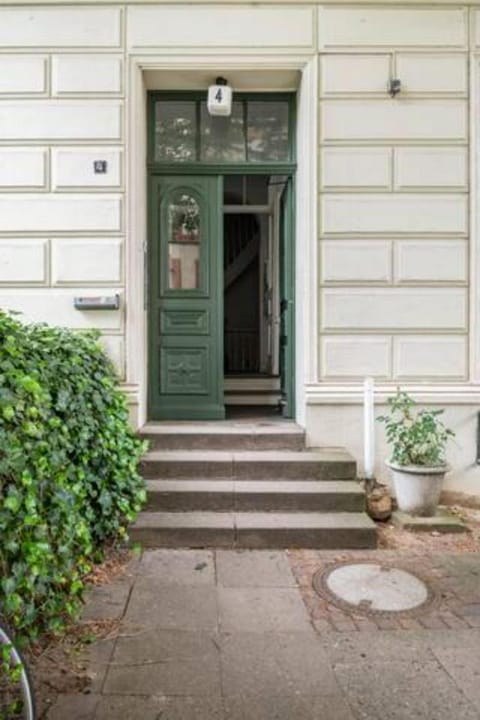 Großzügige 185m2-Altbauwohnung in Bestlage 7Zimmer-2Bäder-2Küchen-2WCs Apartment in Hamburg