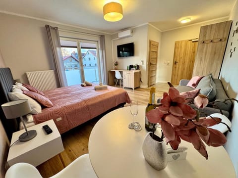 Bed, TV and multimedia, Living room, Photo of the whole room, Seating area, Bedroom, towels