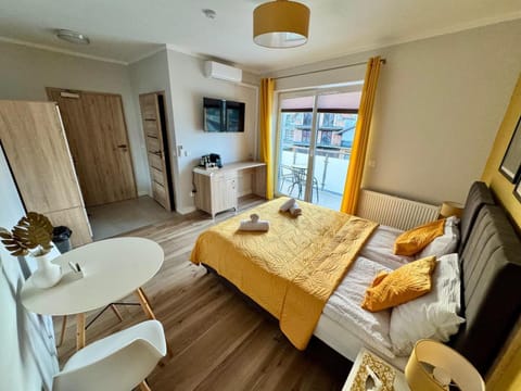 TV and multimedia, Photo of the whole room, Bedroom, towels
