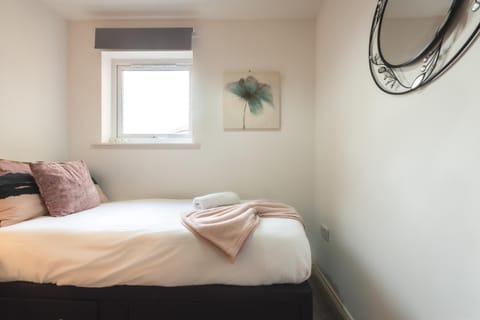 BEST PRICE! LARGE SPACIOUS 2 BED APARTMENT - King Size or Single Beds, Sofabeds, Smart TVs, FREE PARKING, SLEEPS UP to 7 Guests Apartment in Southampton