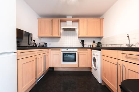 BEST PRICE! LARGE SPACIOUS 2 BED APARTMENT - King Size or Single Beds, Sofabeds, Smart TVs, FREE PARKING, SLEEPS UP to 7 Guests Apartment in Southampton